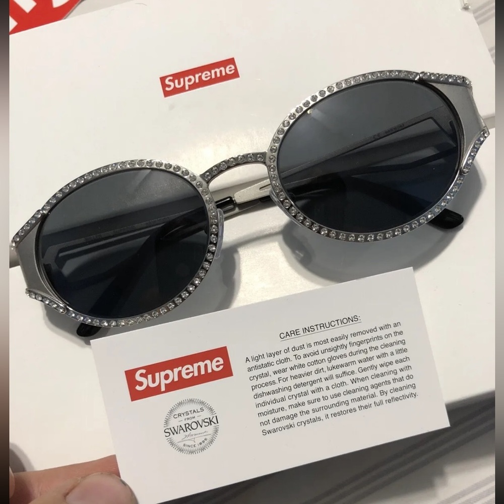 Supreme - Picture 2 of 12